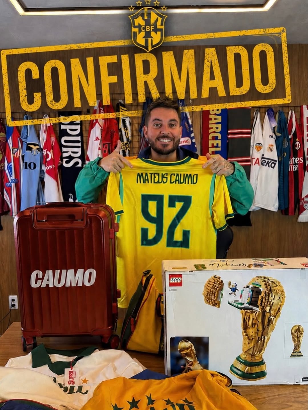 Mateus Caumo sorrindo, segurando a camisa amarela número 92 com o próprio nome